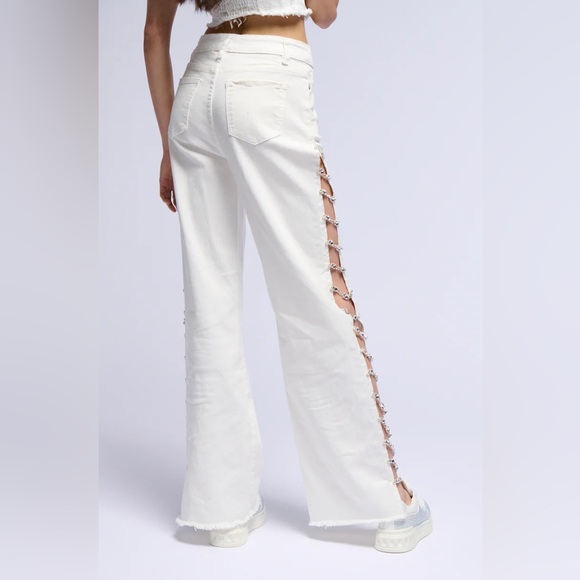 💥AKIRA Diamonds Metal Slit Raw Hem White Denim 💥 - Picture 2 of 14